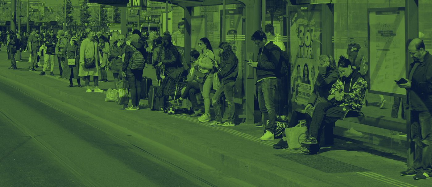 Personas esperando su transporte en la ciudad, en tonos verdes de marca